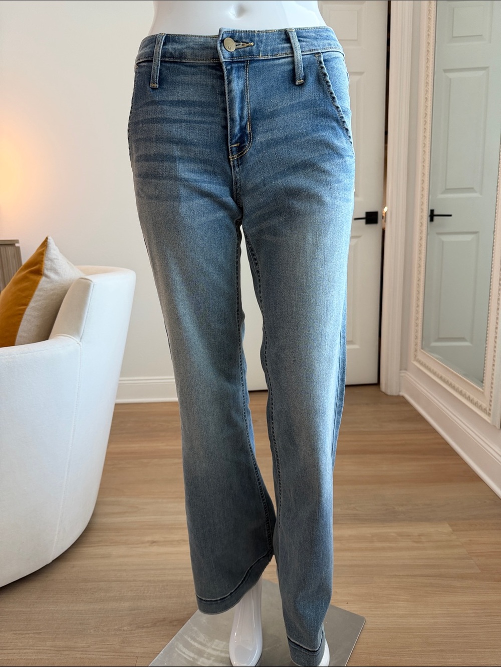 Women’s Light Blue Straight-Leg Jeans - Classic Denim